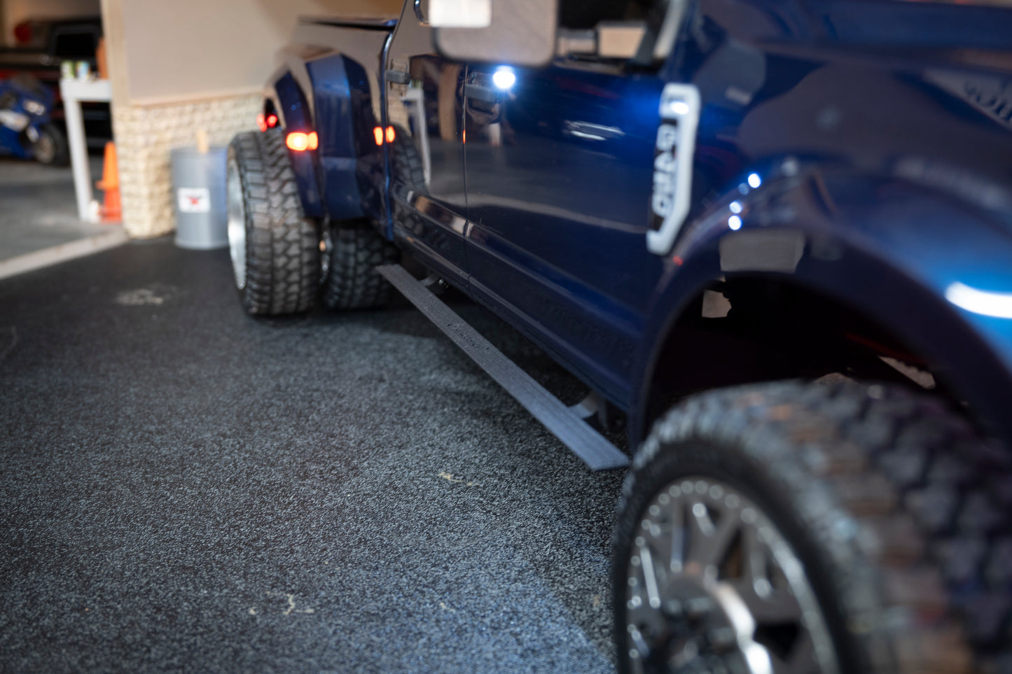 1:10 Rod Shop  |  CEN Racing Ford F450    |     Motorized Side Steps